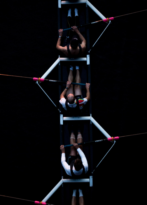 atletas de remo em um barco